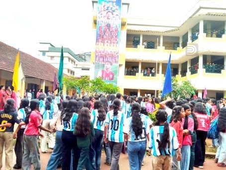 കരുനാഗപ്പള്ളി ഗേൾസ് ഹൈസ്കൂളിൽ ഫുട്ബോൾ ആവേശത്തിന്റെ  ഭാഗമായി കൂറ്റൻ ഫ്ലക്സ് ഉയർത്തിയപ്പോൾ 
