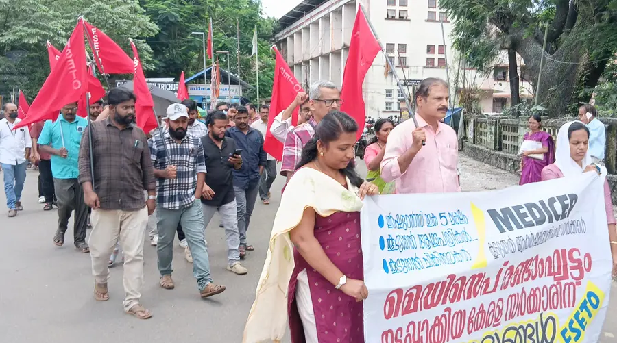 മെഡിസെപ് പദ്ധതിയുടെ രണ്ടാംഘട്ടം നടപ്പാക്കാനുള്ള എൽഡിഎഫ് സർക്കാർ തീരുമാനത്തെ സ്വാഗതം ചെയ്ത് എഫ്എസ്ഇടിഒയുടെ നേതൃത്വത്തില് കലക്ടറേറ്റിനു മുന്നിൽ നടത്തിയ പ്രകടനം
