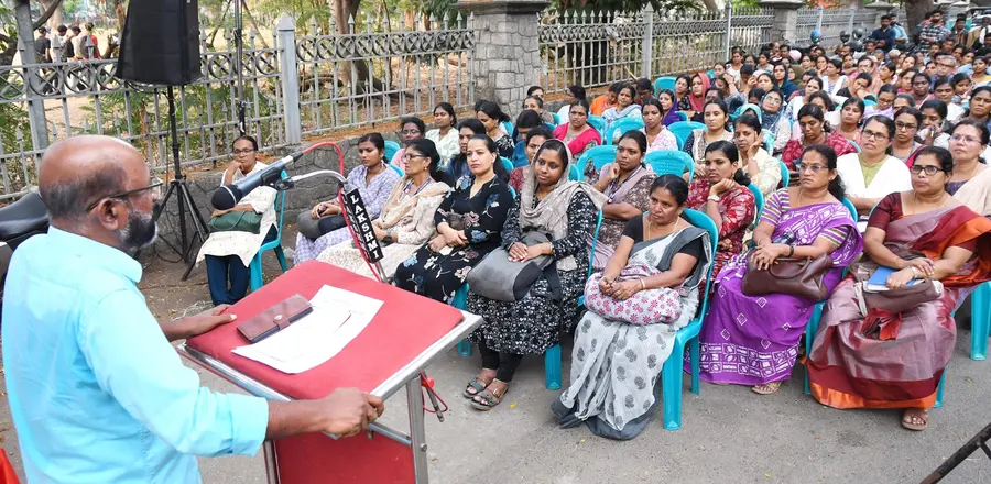 എഫ്എസ്ഇടിഒ പാലക്കാട് നഗരത്തിൽ സംഘടിപ്പിച്ച വനിതാ കൂട്ടായ്മ സിഐടിയു സംസ്ഥാന കമ്മിറ്റി അംഗം എസ് ബി രാജു ഉദ്ഘാടനം ചെയ്യുന്നു