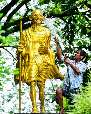 സ്വാതന്ത്ര്യദിനാഘോഷങ്ങള്‍ക്കായി ആലപ്പുഴ കലക്ടറ്റ് വളപ്പിലെ ഗാന്ധി പ്രതിമ കഴുകി വൃത്തിയാക്കുന്ന ജീവനക്കാരന്‍