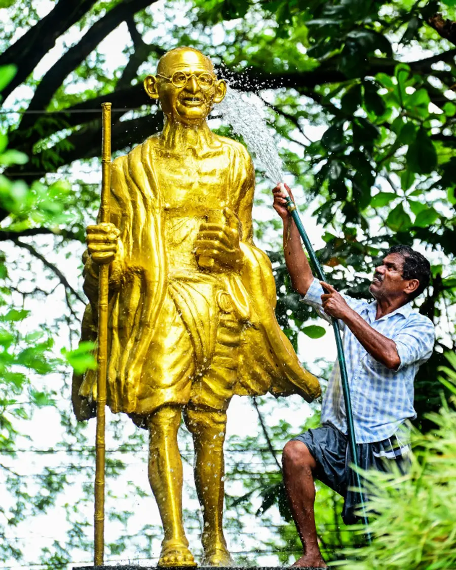 സ്വാതന്ത്ര്യദിനാഘോഷങ്ങള്ക്കായി ആലപ്പുഴ കലക്ടറ്റ് വളപ്പിലെ ഗാന്ധി പ്രതിമ കഴുകി വൃത്തിയാക്കുന്ന ജീവനക്കാരന്