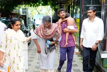 അന്സറിനെയും കുടുംബത്തെയും ഗാന്ധിഭവനിലേക്ക് സ്വീകരിക്കുന്നു
