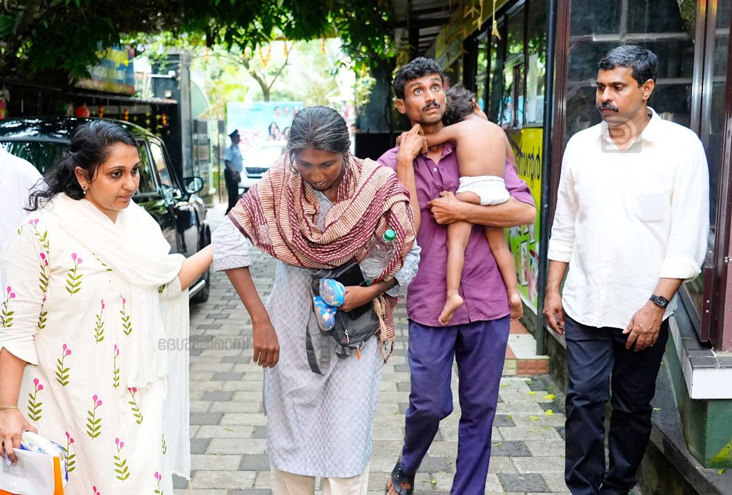 അന്‍സറിനെയും കുടുംബത്തെയും ഗാന്ധിഭവനിലേക്ക് സ്വീകരിക്കുന്നു