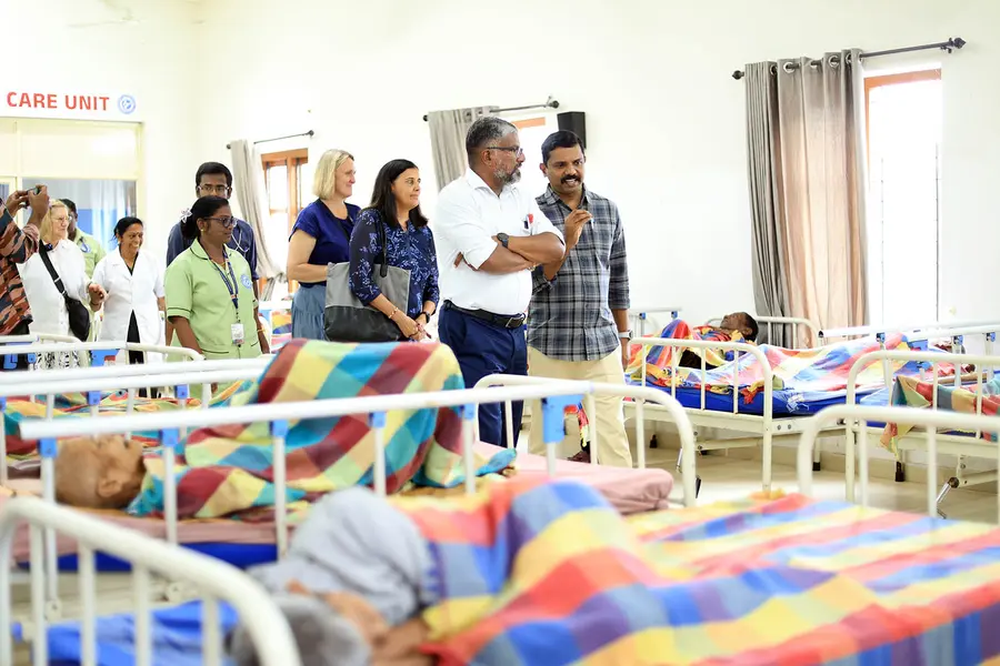 പത്തനാപുരം ഗാന്ധിഭവന് സന്ദർശിച്ച യുഎസ് പ്രതിനിധി സംഘത്തോട്
ജീവനക്കാർ പ്രവർത്തനങ്ങൾ വിവരിക്കുന്നു