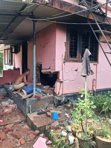 ഊരകം ചിറ്റേങ്കരയിൽ ഗ്യാസ് സിലിണ്ടർ പൊട്ടിത്തെറിച്ച് തകർന്ന വെളിയത്ത് നാരായണന്റെ വീട്