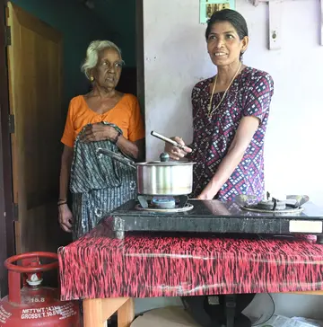 ഗ്യാസടുപ്പില് പാചകംചെയ്യുന്ന കാവുങ്ങല് കടന്നക്കുഴിയിലെ ടി ബിന്ദു.
അമ്മ കുഞ്ഞമ്മ സമീപം