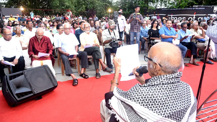 പാലക്കാടൻ ജനതയുടെ പലസ്തീൻ ഐക്യദാർഢ്യം ഗാസയുടെ പേരുകൾ സാഹിത്യകാരൻ വൈശാഖൻ ഉദ്ഘാടനം ചെയ്യുന്നു