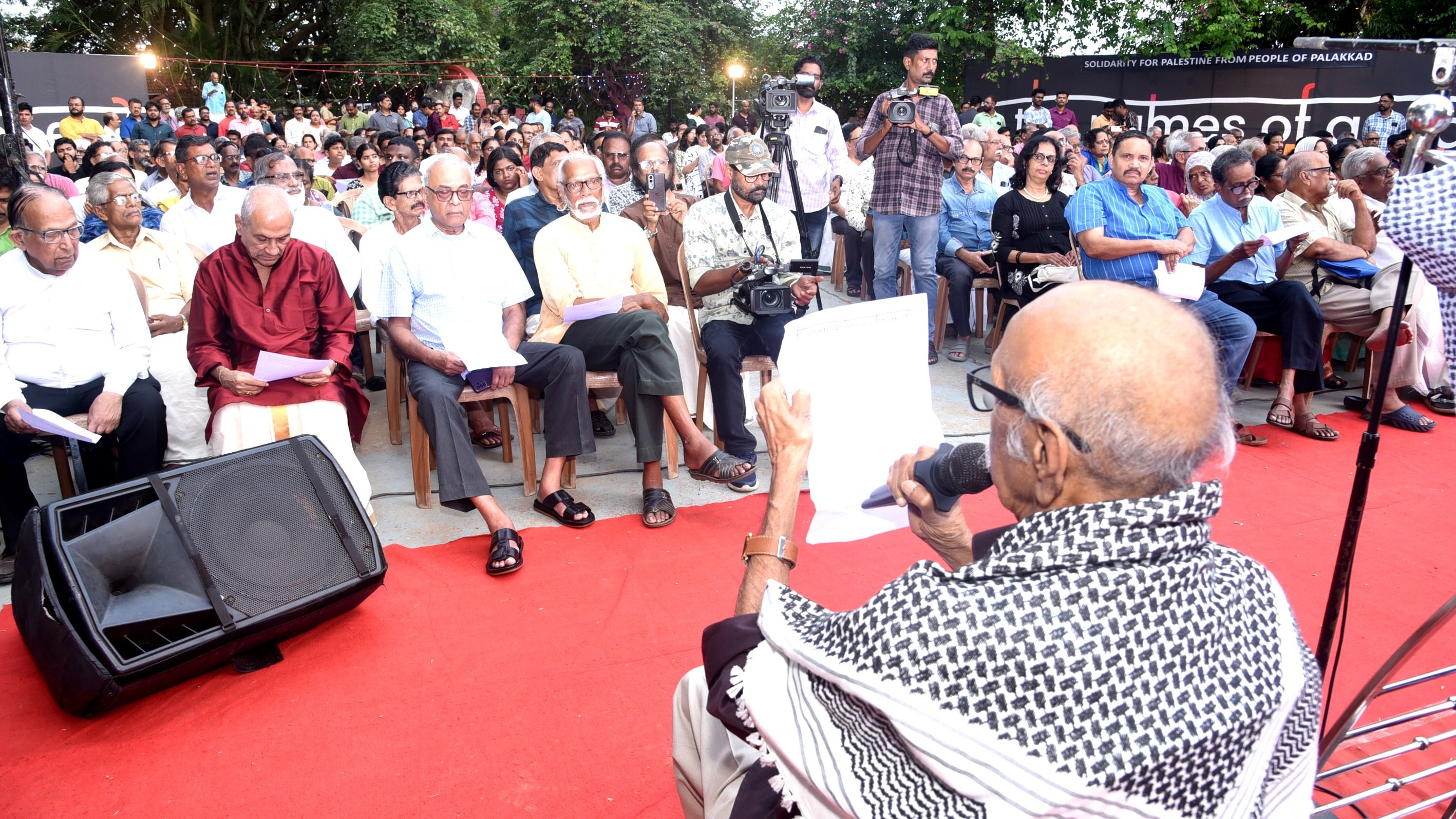 പാലക്കാടൻ ജനതയുടെ പലസ്തീൻ ഐക്യദാർഢ്യം ഗാസയുടെ പേരുകൾ സാഹിത്യകാരൻ വൈശാഖൻ ഉദ്ഘാടനം ചെയ്യുന്നു 