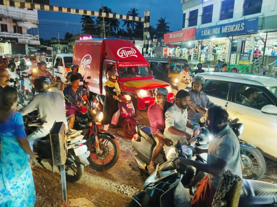 കടലുണ്ടി റെയിൽവേ ഗേറ്റ് തകരാറിലായതിനെ തുടർന്നുണ്ടായ തിരക്ക്