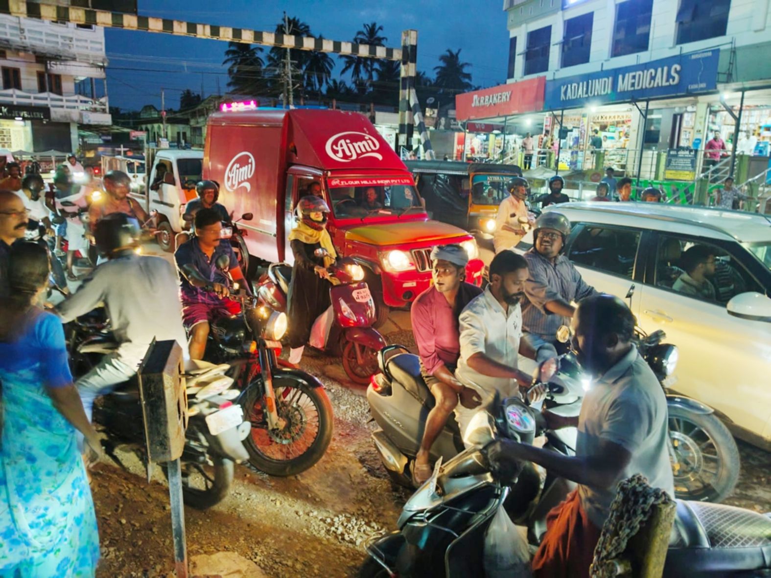 കടലുണ്ടി റെയിൽവേ ഗേറ്റ്‌  തകരാറിലായതിനെ തുടർന്നുണ്ടായ തിരക്ക് 