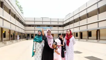 മലപ്പുറം ഗവ. ഗേൾസ്‌ ഹയർ സെക്കൻഡറി സ്‌കൂളിൽ മകളെ ചേർക്കാനെത്തിയ റിസ്‌വാന മക്കളായ  നിഹാല, നെഹ്‌ല എന്നിവരോട്‌ തന്റെ പഠനകാലത്തെ വിശേഷങ്ങൾ  പങ്കുവയ്‌ക്കുന്നു. സ്‌കൂൾ അധ്യാപിക പി ജുവൈരിയ സമീപം