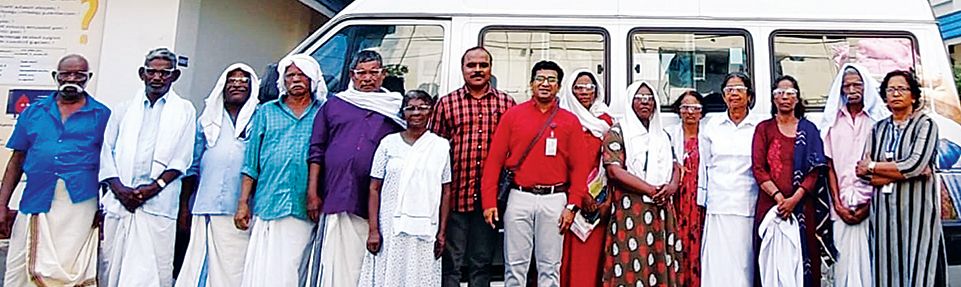 സഞ്ചരിക്കുന്ന നേത്രവിഭാഗം മേധാവി ഡോ. നവജീവനൊപ്പം  ജീവനക്കാരും ഗുണഭോക്താക്കളും