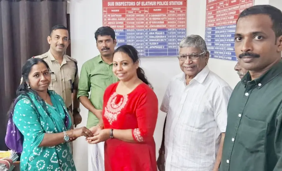 കളഞ്ഞുകിട്ടിയ സ്വർണമാല എലത്തൂർ ഇൻസ്പെക്ടർ കെ ആർ രഞ്ജിത്തിന്റെ സാന്നിധ്യത്തിൽ സിപിഐ എം പ്രവർത്തകർ ഉടമസ്ഥർക്ക് നൽകുന്നു