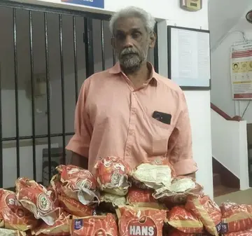 പിടിച്ചെടുത്ത നിരോധിത പുകയില
ഉൽപ്പന്നങ്ങളുമായി പ്രതി ഗോപി