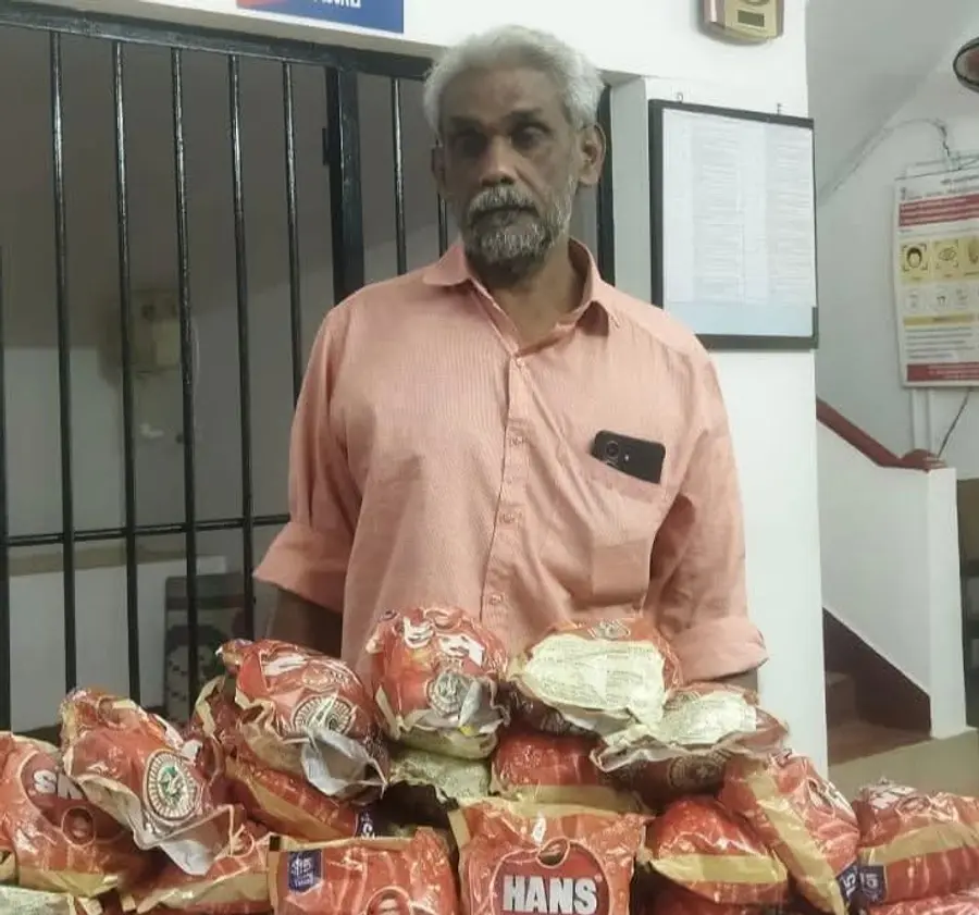 പിടിച്ചെടുത്ത നിരോധിത പുകയില
ഉൽപ്പന്നങ്ങളുമായി പ്രതി ഗോപി
