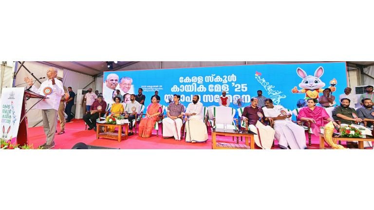 സംസ്ഥാന സ്‌കൂൾ കായികമേളയുടെ സമാപനസമ്മേളനം ഗവർണർ രാജേന്ദ്ര വിശ്വനാഥ്‌ ആർലേക്കർ ഉദ്‌ഘാടനം ചെയ്യുന്നു. പൊതുവിദ്യഭ്യാസ ഡയറക്ടർ എൻ എസ്‌ കെ ഉമേഷ്‌, സെക്രട്ടറി കെ വാസുകി, ഒളിമ്പ്യൻ പി ആർ ശ്രീജേഷ്, മന്ത്രിമാരായ വീണ ജോർജ്‌, പി എ മുഹമ്മദ്‌ റിയാസ്‌, വി ശിവൻകുട്ടി, ജി ആർ അനിൽ, ആന്റണി രാജു എംഎൽഎ, മേയർ ആര്യ രാജേന്ദ്രൻ, എംഎൽഎമാരായ വി ജോയി,  കടകംപള്ളി സുരേന്ദ്രൻ എന്നിവർ സമീപം