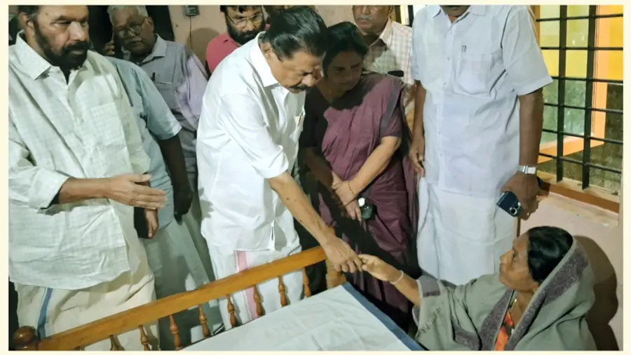മുതലപ്പൊഴി അപകടത്തിൽ മരിച്ച ഫ്രീമോന്റെ വീട്ടിലെത്തി അമ്മ അമ്പിളിയെ സിപിഐ എം സംസ്ഥാന സെക്രട്ടറി എം വി ഗോവിന്ദൻ  ആശ്വസിപ്പിക്കുന്നു. കേന്ദ്ര കമ്മിറ്റിയംഗം പുത്തലത്ത് ദിനേശൻ, വി ശിവൻകുട്ടി, ഒ എസ് അംബിക എംഎൽഎ എന്നിവർ സമീപം