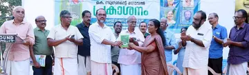 ആർ സുഗതന്റെ ഗ്രാമാന്തരം നോവൽ താലൂക്ക് ലൈബ്രറി കൗൺസിൽ സെക്രട്ടറി വി വിജയകുമാർ സ്കൂൾ മാനേജർ എൽ ശ്രീലതയ്ക്ക് പുസ്തകം കൈമാറി പ്രകാശിപ്പിക്കുന്നു  
