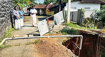 ചെങ്ങന്നൂർ മഹാദേവ ക്ഷേത്രത്തിന്റെ തെക്കേനട റോഡിന്റെ നിർമാണപുരോഗതി തിരുവിതാംകൂർ ദേവസ്വം ബോർഡ് അംഗം അഡ്വ. പി ഡി സന്തോഷ്കുമാർ വിലയിരുത്തുന്നു