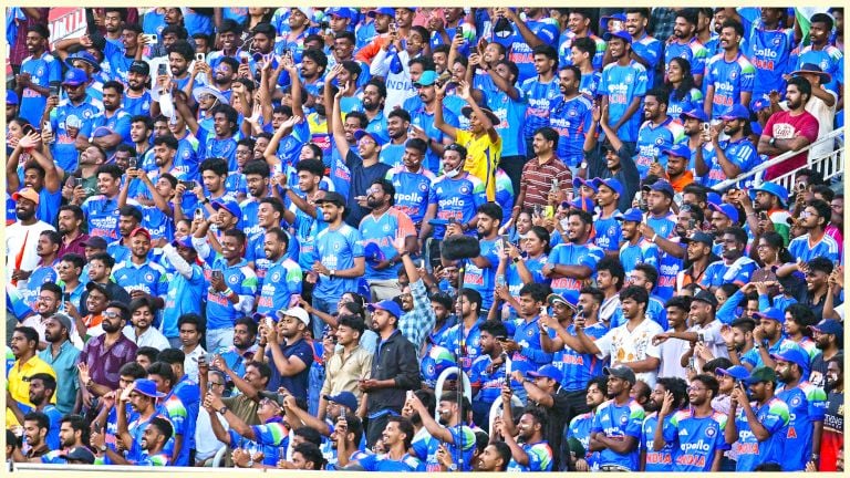 കാര്യവട്ടം ഗ്രീൻഫീൽഡ്‌ സ്റ്റേഡിയത്തില്‍ ഇന്ത്യ–-വെസ്റ്റ്‌ ഇൻഡീസ്‌ ഏകദിനമത്സരം കാണാനെത്തിയവര്‍   ഫോട്ടോ : എ ആര്‍ അരുണ്‍രാജ്