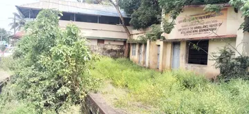 ഗോവിന്ദാപുരത്തെ ജിഎസ്ടി കെട്ടിടം കാടുകയറിയ നിലയിൽ