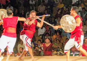 മുകുന്ദൻ ഗുരിക്കളും (മധ്യത്തിൽ) സംഘവും  കളരിപയറ്റ്‌ അവതരിപ്പിക്കുന്നു