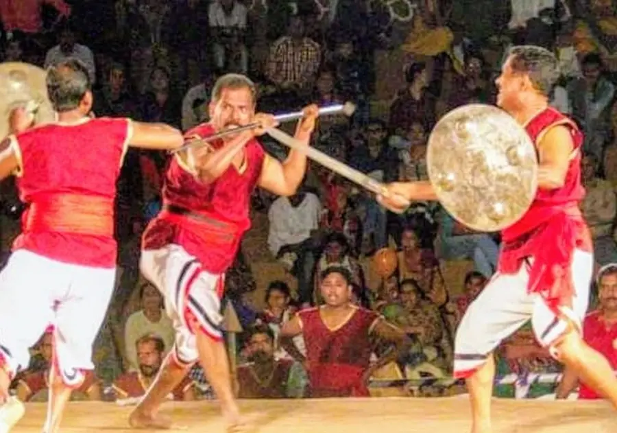 മുകുന്ദൻ ഗുരിക്കളും (മധ്യത്തിൽ) സംഘവും  കളരിപയറ്റ്‌ അവതരിപ്പിക്കുന്നു