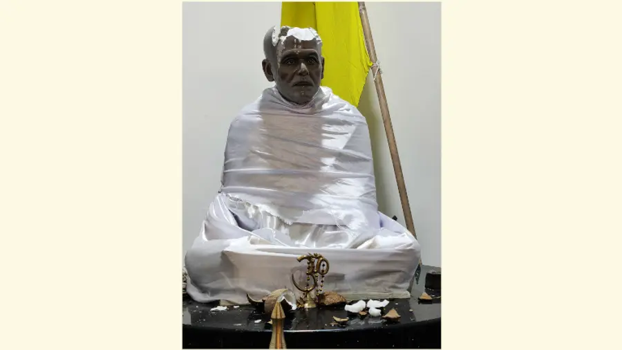 തകർക്കപ്പെട്ട ഗുരു പ്രതിമ