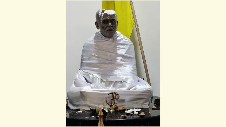 തകർക്കപ്പെട്ട ഗുരു പ്രതിമ