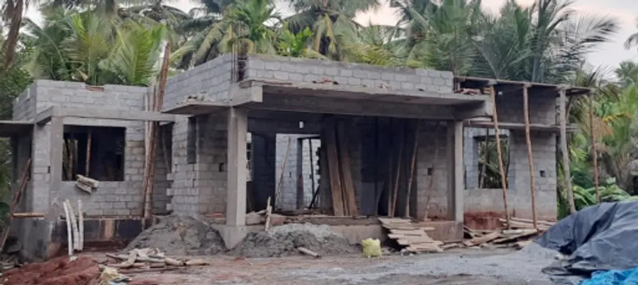സാധന സാമഗ്രികളുടെ വിലക്കയറ്റത്തെ തുടർന്ന്‌ നിർമാണം  പാതിവഴിയിലായ മലമ്പുഴയിലെ ബാബു കളത്തിലിന്റെ വീട്‌