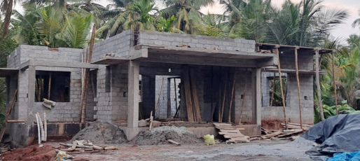 സാധന സാമഗ്രികളുടെ വിലക്കയറ്റത്തെ തുടർന്ന്‌ നിർമാണം  പാതിവഴിയിലായ മലമ്പുഴയിലെ ബാബു കളത്തിലിന്റെ വീട്‌