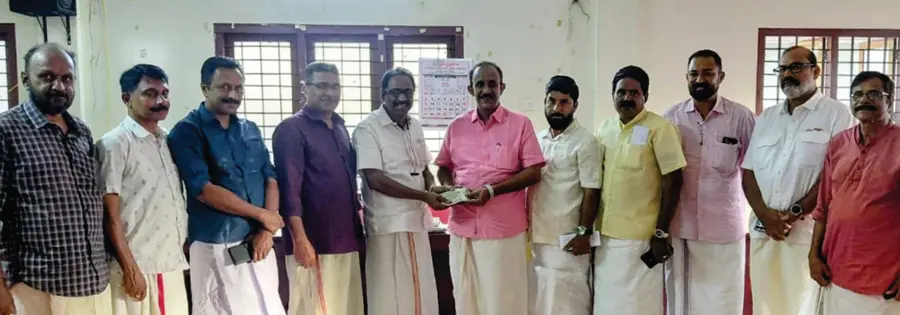കേരള കർഷകസംഘം സംസ്ഥാന സമ്മേളനത്തിന്റെ ഭാഗമായി ഹുണ്ടികകൾ വഴി സമാഹരിച്ച തുക
ജില്ലാ പ്രസിഡന്റ് ജി ഹരിശങ്കർ കായംകുളം ഏരിയാ സെക്രട്ടറി എം നസീറിൽ നിന്നും ഏറ്റുവാങ്ങുന്നു