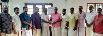 കേരള കർഷകസംഘം സംസ്ഥാന സമ്മേളനത്തിന്റെ ഭാഗമായി ഹുണ്ടികകൾ വഴി സമാഹരിച്ച തുക
ജില്ലാ പ്രസിഡന്റ് ജി ഹരിശങ്കർ കായംകുളം ഏരിയാ സെക്രട്ടറി എം നസീറിൽ നിന്നും ഏറ്റുവാങ്ങുന്നു