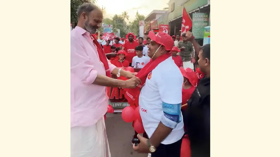 എൽഡിവൈഎഫ് ആനാവൂർ മേഖലാ കമ്മിറ്റി സംഘടിപ്പിച്ച "യൂത്ത് വിത്ത്  സി കെ മാരത്തൺ’ മണവാരിയിൽ സി കെ ഹരീന്ദ്രൻ ഉദ്ഘാടനം ചെയ്യുന്നു