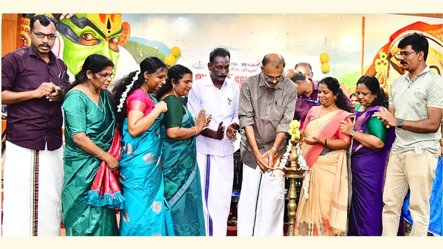 പാറശാല പഞ്ചായത്ത് കുടുംബശ്രീ വായ്‌പ വിതരണം സി കെ ഹരീന്ദ്രൻ എംഎൽഎ ഉദ്ഘാടനംചെയ്യുന്നു