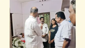 സി കെ ഹരീന്ദ്രന് എംഎല്എ അൻസിജിയുടെ വീട്ടിലെത്തി കുടുംബാംഗങ്ങളെ ആശ്വസിപ്പിക്കുന്നു