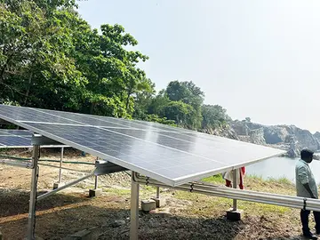 കരീപ്രയിലെ ഉളകോട് പാറക്വാറിയിൽ ഹരിതതീർഥം പദ്ധതിയുടെ ഭാഗമായി സ്ഥാപിച്ച സൗരോർജ പാനൽ