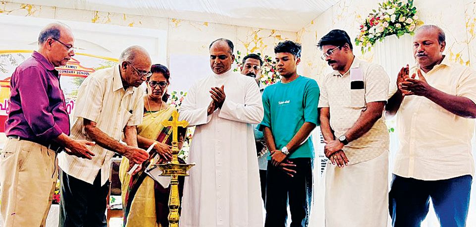 ചേർത്തല ഹോളിഫാമിലി ഹയർസെക്കൻഡറി സ്‌കൂൾ പൂർവവിദ്യാർഥി സംഗമം മുൻ പ്രധാനാധ്യാപകൻ ജോയ് സെബാസ്‌റ്റ്യൻ ഉദ്‌ഘാടനംചെയ്യുന്നു