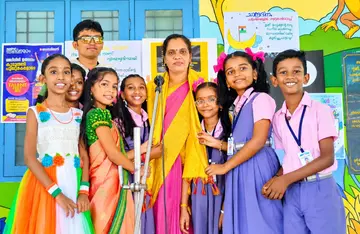 ഹിന്ദി ദിനത്തിൽ പ്രത്യേക അസംബ്ലിക്ക് അവസരം ഒരുക്കിയ
ചേർത്തല ഗവ. ടൗൺ എൽപി സ്കൂൾ പ്രഥമാധ്യാപിക സി സേതുലക്ഷ്മിയെ
കുട്ടികൾ പൊന്നാടയണിയിച്ചപ്പോൾ