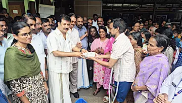 സിപിഐ എമ്മും ചേർത്തല സാന്ത്വനം പെയിൻ ആൻഡ് പാലിയേറ്റിവ് കെയർ സൊസൈറ്റിയും ചേർന്ന് താലൂക്ക്
ആശുപത്രിയിൽ തുടങ്ങിയ സൗജന്യ ഉച്ചഭക്ഷണ വിതരണം സാന്ത്വനം രക്ഷാധികാരി എ എം ആരിഫ് ഉദ്ഘടനംചെയ്യുന്നു