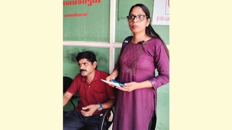സുനിലും ഭാര്യ മിനിയും നെടുമങ്ങാട് ജില്ലാ ആശുപത്രി വരാന്തയിൽ