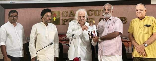 ഹുസൈൻ രണ്ടത്താണിയുടെ "മലബാർ സ്‌ട്രഗിൾസ്‌, ഐഡിയോജളി ആൻഡ്‌ ലീഡർഷിപ്'  പുസ്‌തകം ചരിത്രകാരൻ കെ കെ എൻ കുറുപ്പ്‌  എഴുത്തുകാരൻ പി സുരേന്ദ്രന്‌ നൽകി പ്രകാശിപ്പിക്കുന്നു