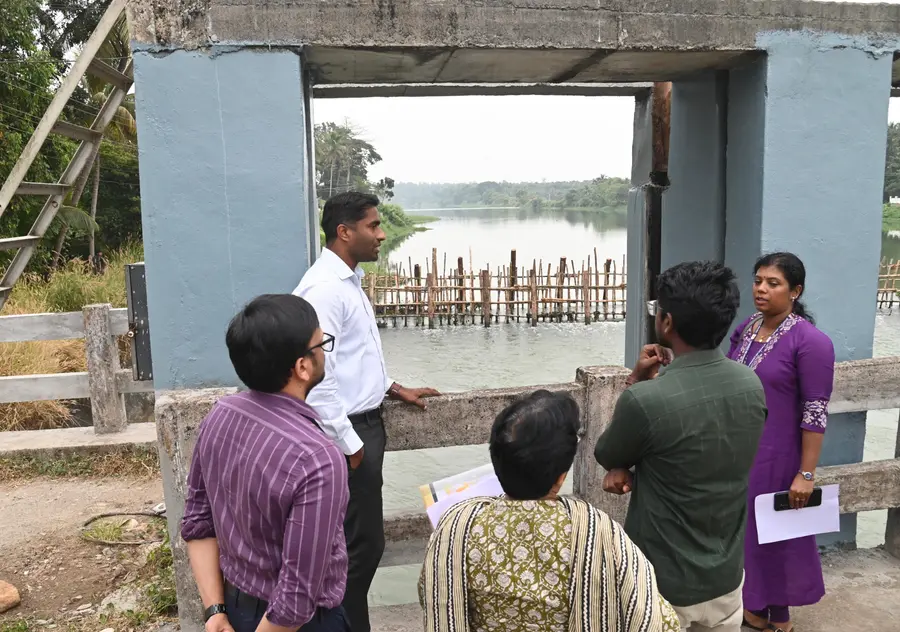 ഇടിയഞ്ചിറ റെഗുലേറ്റർ കലക്ടർ അർജുന് പാണ്ഡ്യൻ സന്ദർശിക്കുന്നു