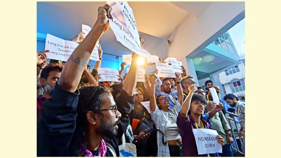 അന്താരാഷ്ട്ര ഡോക്യുമെന്ററി ഷോർട്ട് ഫിലിം ഫെസ്റ്റിവൽ വേദിയിൽ പ്രതിനിധികൾ പ്രതിഷേധിക്കുന്നു