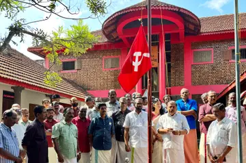 കോടിയേരി ബാലകൃഷ്ണൻ അനുസ്മരണദിനത്തിൽ സിപിഐ എം ജില്ലാ കമ്മിറ്റി ഓഫീസിൽ സെക്രട്ടറി ആർ നാസർ പതാക ഉയർത്തുന്നു