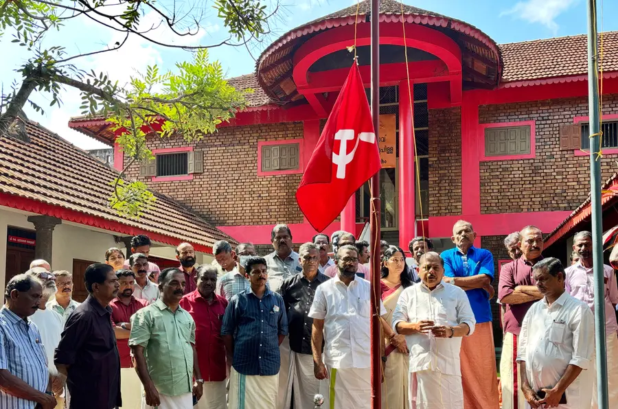 കോടിയേരി ബാലകൃഷ്ണൻ അനുസ്മരണദിനത്തിൽ സിപിഐ എം ജില്ലാ കമ്മിറ്റി ഓഫീസിൽ സെക്രട്ടറി ആർ നാസർ പതാക ഉയർത്തുന്നു