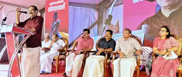 വയലാർ രാമവർമ അനുസ്മരണ സാഹിത്യ സമ്മേളനത്തിൽ ആലങ്കോട് ലീലകൃഷ്‍ണൻ സംസാരിക്കുന്നു