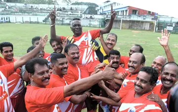 കേരള പൊലീസിൽനിന്ന് വിരമിക്കുന്ന ഐ എം വിജയനെ പഴയകാല താരങ്ങൾ എടുത്തുയർത്തുന്നു