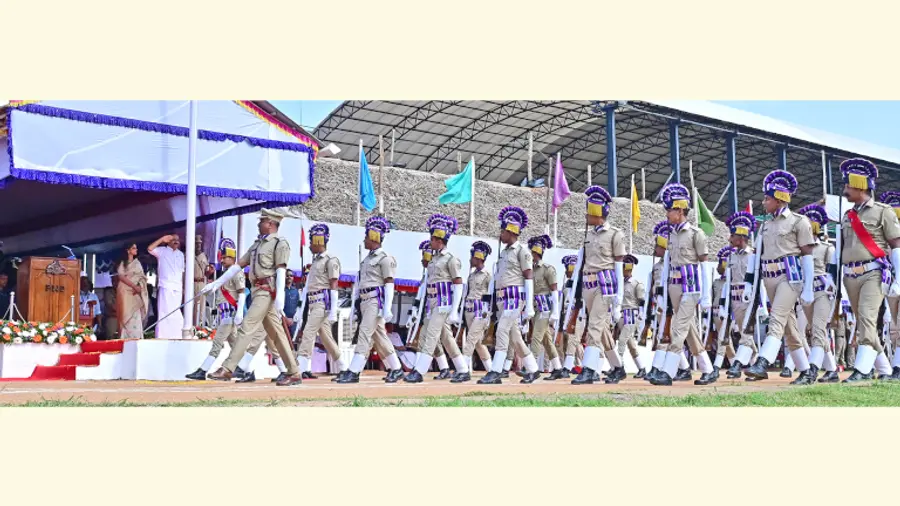 സംസ്ഥാന സർക്കാരിന്റെ സ്വാതന്ത്ര്യദിനാഘോഷത്തിന്റെ ഭാഗമായി നടന്ന പരേഡിൽ മുഖ്യമന്ത്രി വി ഡി സതീശൻ
സല്യൂട്ട് സ്വീകരിക്കുന്നു