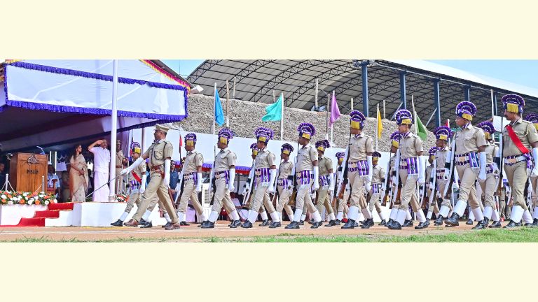 സംസ്ഥാന സർക്കാരിന്റെ സ്വാതന്ത്ര്യദിനാഘോഷത്തിന്റെ ഭാ​ഗമായി നടന്ന പരേഡിൽ മുഖ്യമന്ത്രി വി ഡി സതീശൻ ​ സല്യൂട്ട് സ്വീകരിക്കുന്നു